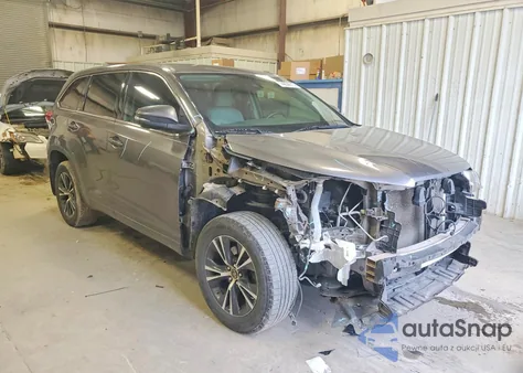 2018 Toyota Highlander Le z USA, uszkodzony, nr VIN 5TDZZRFH2JS256864